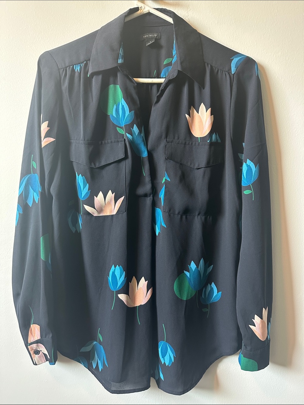 ANN TAYLOR Navy Floral V-neck Tunic Blouse